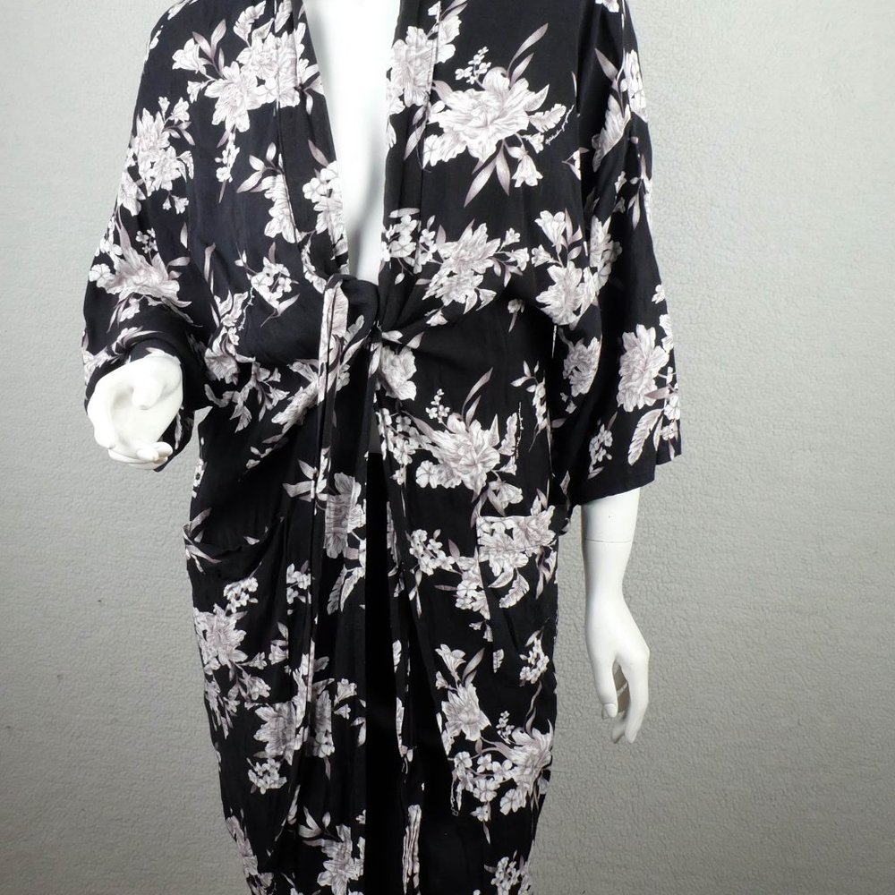 Spiritual Gangster Robe Womens Large One Size Black White Floral Asian Shawl